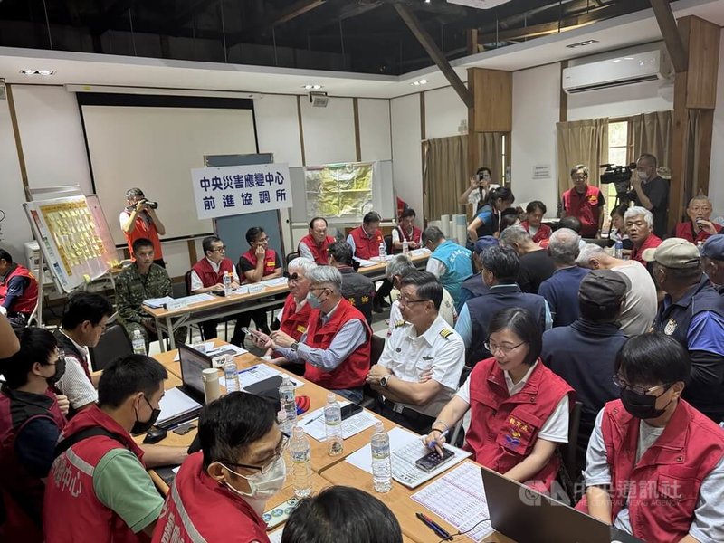 颱風風神恐生成,中央災害應變中心前進協調所15日下午邀集花蓮縣政府與光復、萬榮鄉及鳳林鎮長與14村長召開防颱協調會,總協調官季連成(後排坐者右3)會中決議採納村長意見,開放垂直撤離。中央社記者張祈攝 114年10月15日