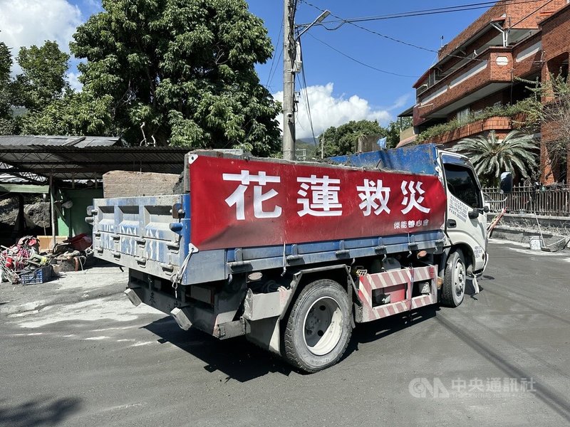 颱風風神恐形成,花蓮縣光復鄉仍在災後復原階段,中央前進協調所轉型編組為「中央緊急應變協調所」進行防颱整備。圖為至光復災區協助救災車輛。中央社記者李先鳳攝 114年10月15日