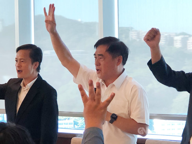 國民黨主席候選人郝龍斌（中）15日下午出席在基隆長榮桂冠酒店舉辦的基隆市黨員座談會，手比4號手勢爭取支持。中央社記者王朝鈺攝　114年10月15日