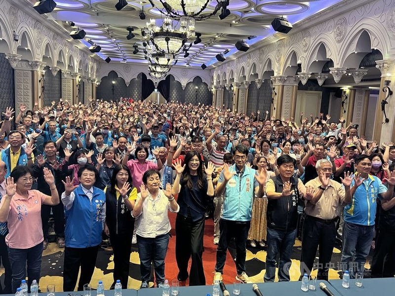 國民黨主席候選人鄭麗文(前左5)15日出席台中黨員座談會,多名國民黨市議員也站出來相挺。中央社記者郝雪卿攝 114年10月15日