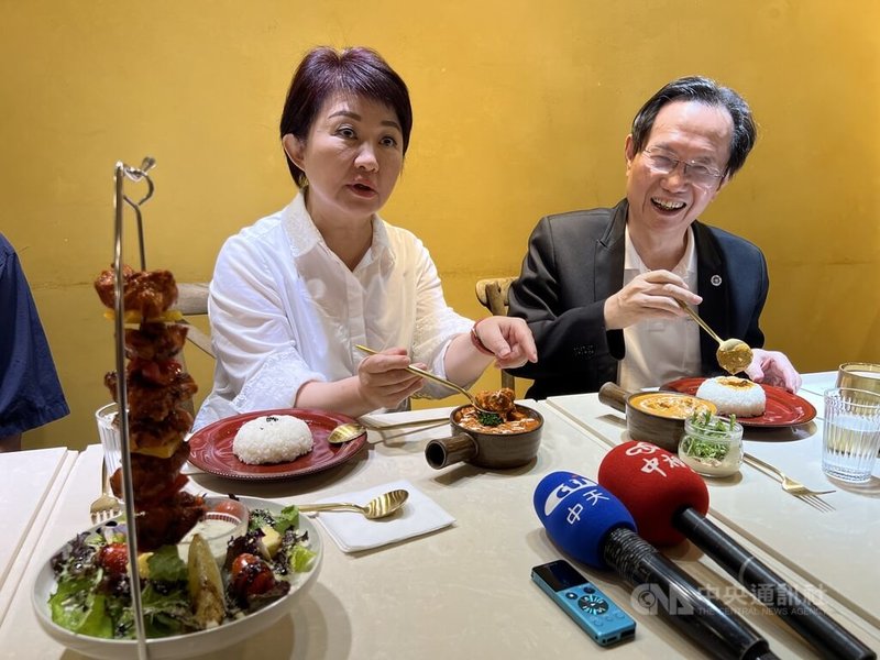 台中市長盧秀燕(左)15日晚間與國民黨主席候選人蔡志弘(右)相約品嚐咖哩美食,盧秀燕開心與蔡志弘分享並介紹各種美味咖哩料理。中央社記者郝雪卿攝 114年10月15日