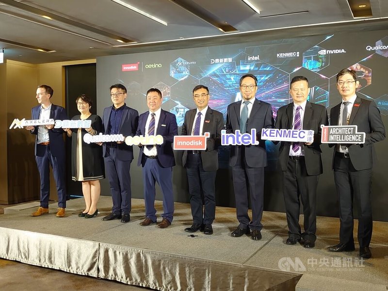 宜鼎15日召開記者會，與子公司安提及合作夥伴英特爾（Intel）、高通（Qualcomm）、廣運和鼎新數智一同說明邊緣AI發展戰略，將拓展產業及企業AI兩大應用市場。中央社記者張建中攝　114年10月15日