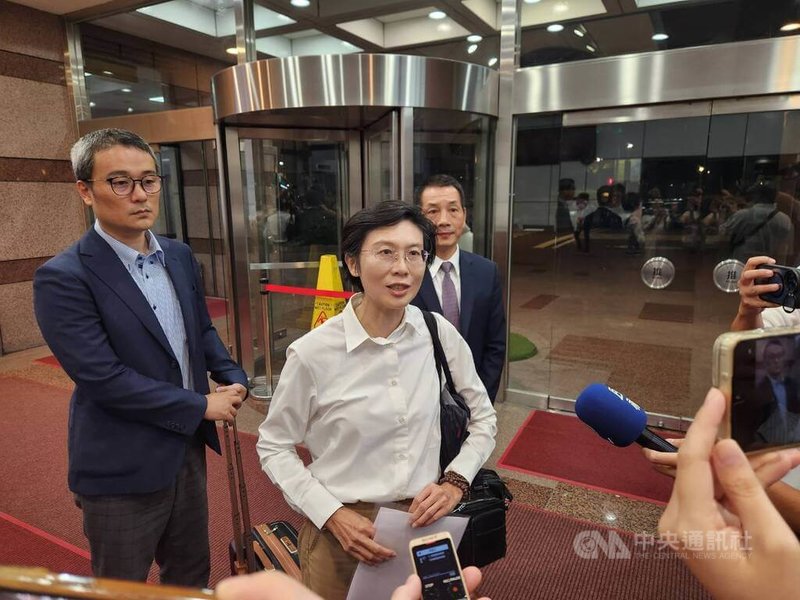 民進黨立委林岱樺(中)涉詐助理費遭起訴,她15日晚間赴廉政會說明,強調堅守「清廉、勤政、愛鄉土」的價值。中央社記者葉素萍攝 114年10月15日