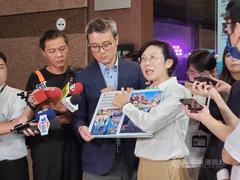 民進黨立委林岱樺（前右）涉詐助理費遭起訴，她15日準備4大箱資料，再赴民進黨廉政會說明。中央社記者葉素萍攝　114年10月15日