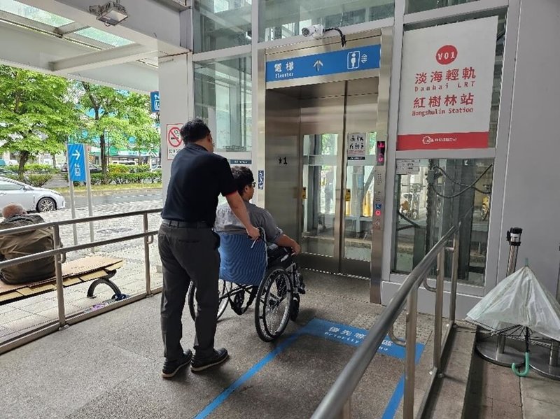 新北淡海輕軌、安坑輕軌無人高架車站啟用智慧派梯服務,讓行動不便者及推嬰兒車親子族群搭電梯免動手,進出車站不必再手忙腳亂按電梯,方便又快速。(新北市捷運局提供)中央社記者王鴻國傳真 114年10月15日