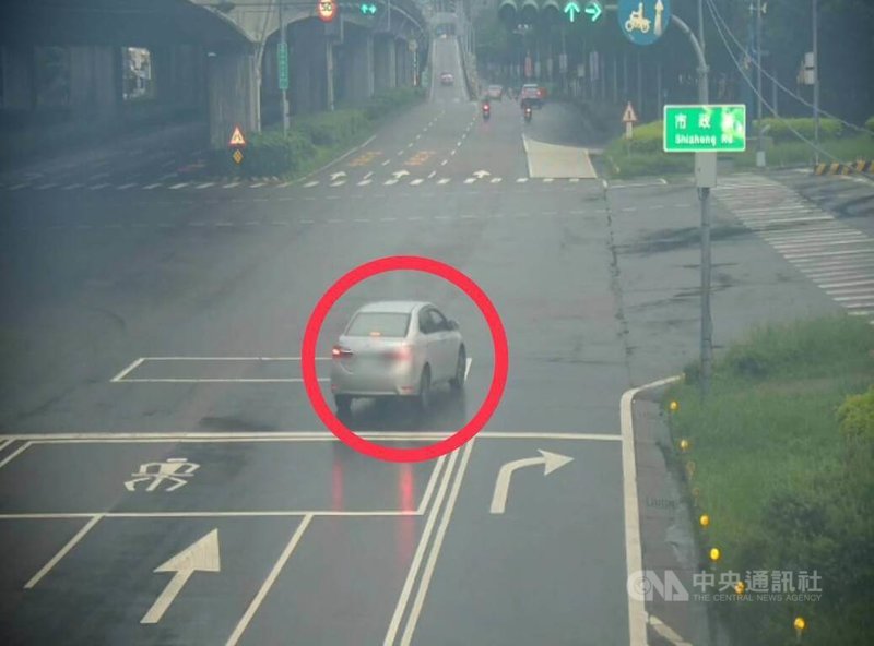 台中市環中路與市政路口車流量大,警方設置科技執法針對駕駛人未依標誌、標線及號誌指示行駛等違規情形進行取締。圖為車輛右轉未先駛入外側右轉車道違規情形。(翻攝照片)中央社記者郝雪卿傳真 114年10月15日