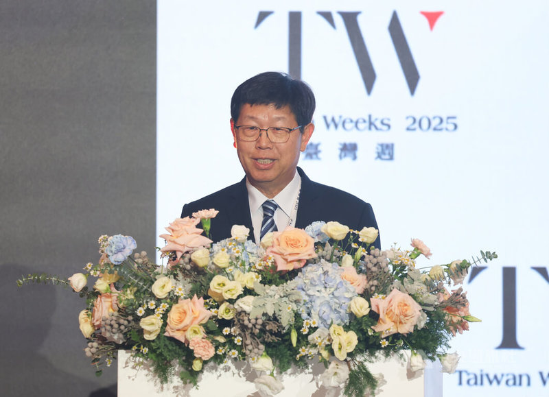 金融監督管理委員會15日上午舉行「台灣週」開幕活動,鴻海董事長劉揚偉受邀出席演講,會後接受媒體短暫採訪。媒體提問對於中國對稀土技術出口實施新管制,劉揚偉指出,若管制發展對立白熱化,勢必影響產業,不過目前觀察,短期內對鴻海集團影響有限。中央社記者張新偉攝 114年10月15日