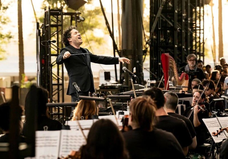 國際指揮名家杜達美(Gustavo Dudamel)(左)將率領洛杉磯愛樂訪台演出,10月底登上台北國家音樂廳送上音樂盛宴。(牛耳藝術提供)中央社記者趙靜瑜傳真 114年10月15日