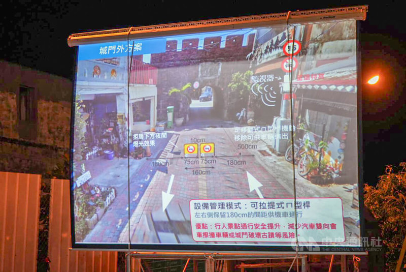 屏東縣恆春鎮古城西門,近年屢遭車輛擦撞毀損,文化部文資局規劃設置可拉提式車檔為黃底,配上紅色禁止汽車進入標誌,有居民認為與古城意象不搭,希望重新設計。中央社記者黃郁菁攝 114年10月15日