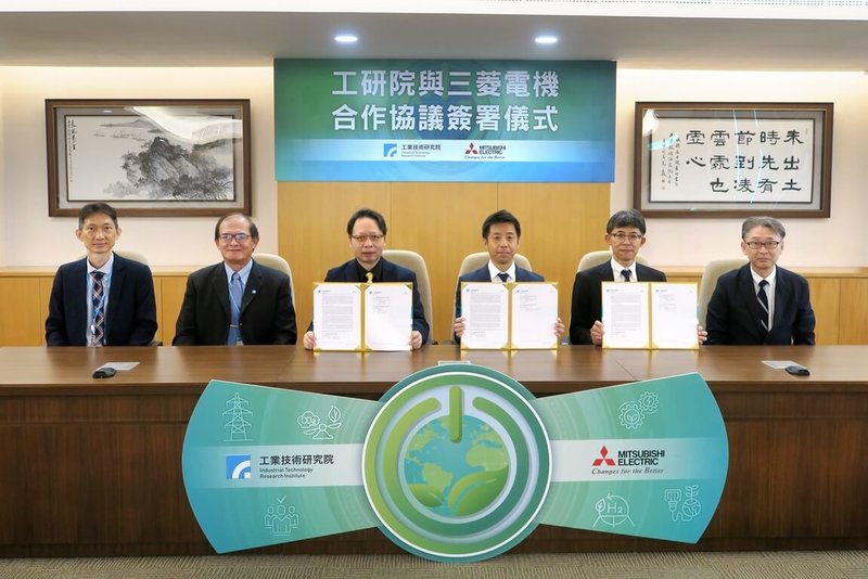 工研院15日宣布,與三菱電機株式會社簽署合作協議,雙方將攜手推動百萬瓦級功率轉換系統(PCS)的驗證與應用,工研院副院長胡竹生(左2)出席簽約儀式。(工研院提供)中央社記者張建中傳真 114年10月15日