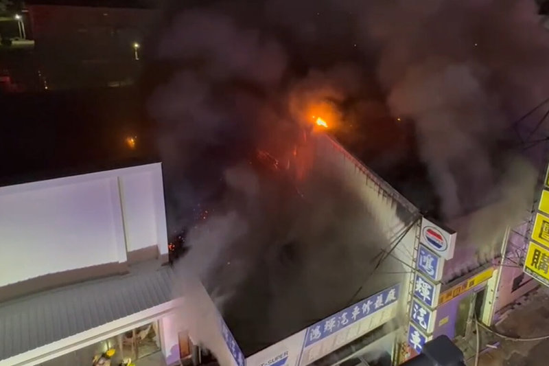台南市仁德區大同路一處透天店面建物15日凌晨發生火警,冒出陣陣黑煙,消防人員獲報到場搶救。(讀者提供)中央社記者楊思瑞台南傳真 114年10月15日