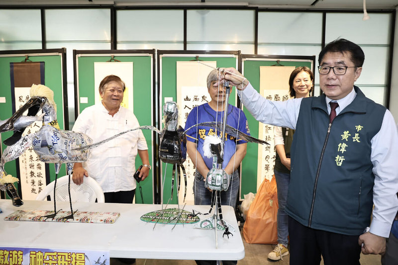 台南市政府15日在民治市政中心舉辦2025黑面琵鷺保育季宣傳記者會,台南市長黃偉哲(前右)參觀將展出的藝術品,宣告系列活動展開。(台南市政府提供)中央社記者楊思瑞台南傳真 114年10月15日