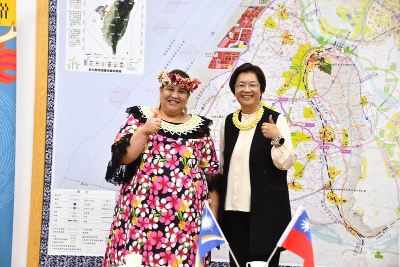 馬紹爾群島共和國駐台大使卡蒂爾(Anjanette Kattil)(左)15日拜會彰化縣長王惠美(右),雙方期盼未來有更多交流機會。(彰化縣政府提供)中央社記者鄭維真傳真 114年10月15日