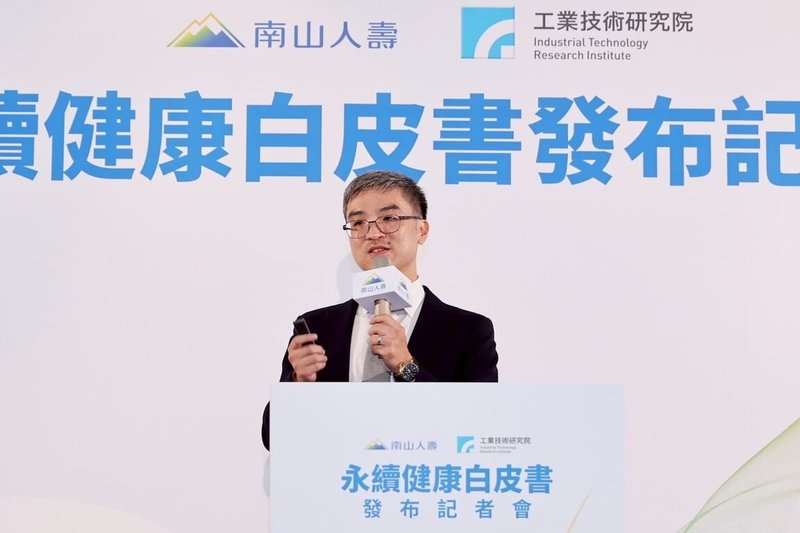 南山人壽跟工研院健康樂活與智慧醫療照護聯盟15日下午發布2025永續健康白皮書。南山人壽董事長尹崇堯(圖)分享南山人壽的永續健康策略,讓保險從事後理賠,往前延伸到協助保戶促進健康,也透露未來規劃成立健康服務子公司。(南山人壽提供)中央社記者蘇思云傳真 114年10月15日