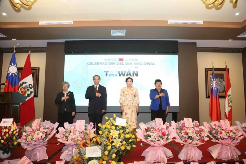 監察院監察委員林文程(左2)與蘇麗瓊(左1)10月10日至11日出席伊比利美洲監察使聯盟(FIO)秘魯年會,在祕魯期間並與駐秘魯代表張幼慈(右2)共同主持慶祝114年國慶酒會。(駐秘魯代表處提供)中央社記者唐雅陵聖保羅傳真 114年10月15日