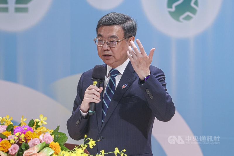 行政院長卓榮泰(圖)15日上午出席「114年國家政務研究班第16期及高階領導研究班第15期聯合結訓典禮」,致詞時提到認知作戰已深入台灣社會各層面,無論政黨立場或事件,都可能成為境外網軍的攻擊與利用對象,呼籲全民提高警覺,共同防範錯假訊息與認知滲透。中央社記者鄭清元攝 114年10月15日