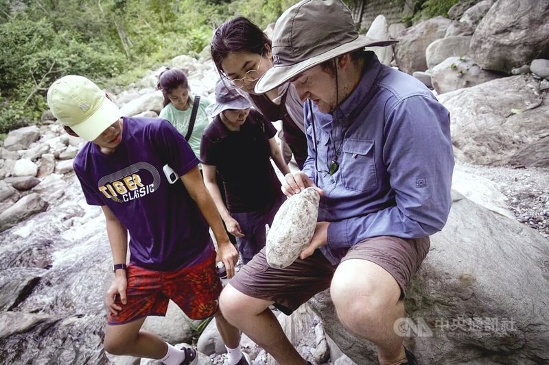 美國環境教育工作者柯澗敏在台灣推廣戶外教育課程。中央社記者張璦花蓮攝 114年10月15日