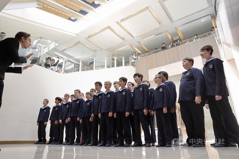 奧地利國寶「維也納少年合唱團」抵台,將展開全國巡演,團員們15日前往故宮博物院北部院區快閃演唱,並進行文化參訪。中央社記者裴禛攝 114年10月15日