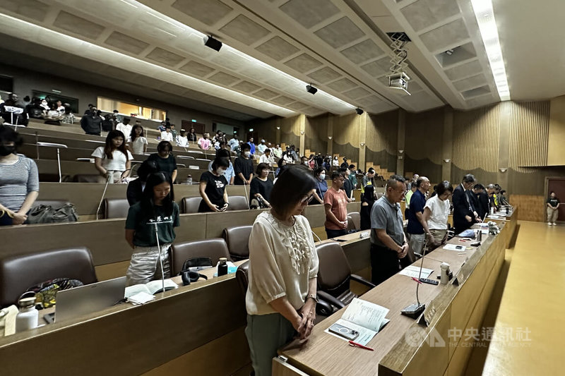 國際知名靈長類動物學家暨聯合國和平大使珍古德(Jane Goodall)日前辭世,長榮大學15日下午舉辦追思禮拜,參與者起立低頭默禱。中央社記者楊思瑞攝 114年10月15日