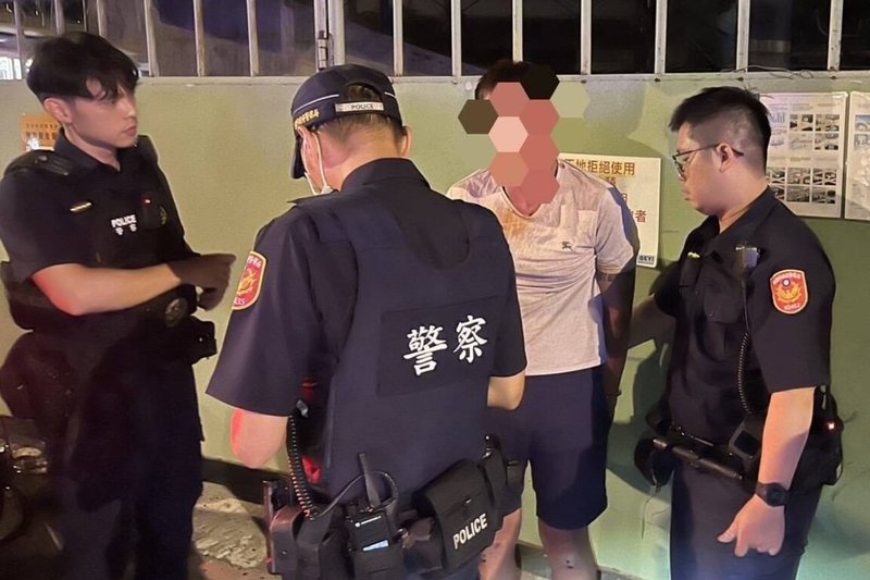 桃園市桃園警分局15日表示，黃姓男子（右2）14日晚間開車違規右轉，不僅拒檢逃逸、衝撞警方還危險駕駛，員警連開5槍才將人逮捕送辦。（桃園市警局桃園分局提供）中央社記者吳睿騏桃園傳真　114年10月15日