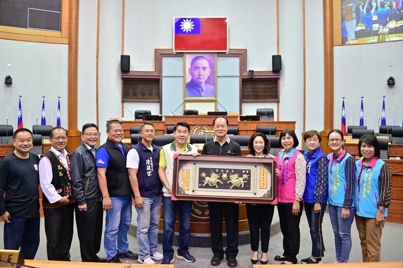 前台東縣議員黃瑞華(右6)11日病逝,享壽73歲。黃瑞華從農會理事長轉戰政壇,從基層鎮民代表一路到鎮長、縣議員,投入7次選戰,每戰皆勝,寫下台東縱谷政壇傳奇。圖為2022年卸下縣議員職務時,議長吳秀華(右5)等人歡送。(台東縣議會提供)中央社記者盧太城台東傳真 114年10月15日