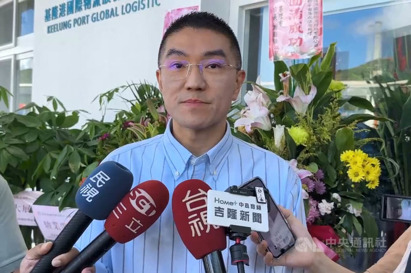 提議罷免民進黨立委張宏陸案發言人吳禹辰,因涉入偽造遭起訴,基隆市長謝國樑(圖)15日出席「基隆首座海運快遞貨物平台正式落成啟用典禮」前,接受媒體聯訪時,證實邀請吳禹辰擔任市府副發言人,表示秉持無罪推定原則。中央社記者王朝鈺攝 114年10月15日