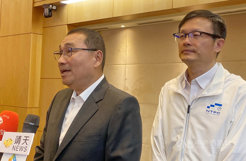 國民黨主席選舉傳出境外勢力介選,新北市長侯友宜(左)15日受訪表示,如果真有這種事情,大家都沒辦法接受,「選舉應該是公平的君子之爭,將國家擺第一,釋出理念給黨員選擇」。右為新北市教育局長張明文。中央社記者黃旭昇新北攝 114年10月15日