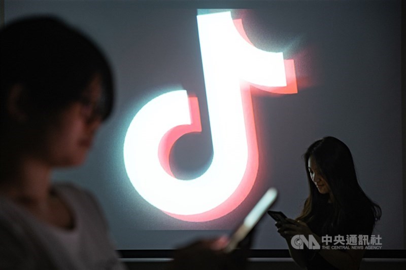 立委憂心抖音等社群對兒少身心影響,建議校園禁抖音。教育部長鄭英耀15日答詢時表示,會從校園規範、媒體識讀教育雙管齊下,教導學子辨識錯假訊息。(中央社檔案照片)