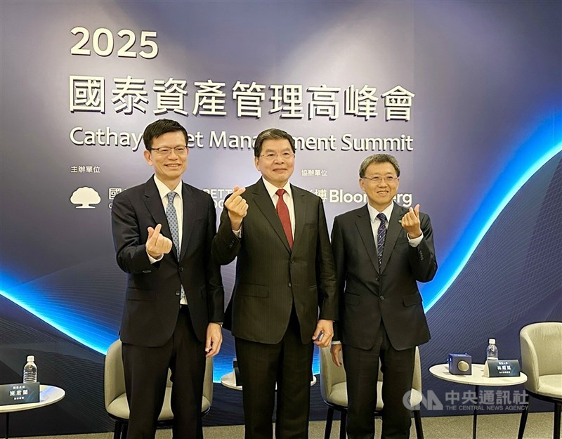 國泰金總經理李長庚(圖中)15日表示,相較於香港與新加坡,台灣產業具備創富能力,台股市值成長到近新台幣90兆元、股利現在一年可發2兆元,如此大規模資產是台灣發展亞資中心優勢。(中央社檔案照片)