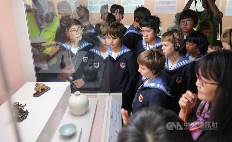 來自奧地利的國寶維也納少年合唱團15日至國立故宮博物院參觀,仔細聆聽導覽員解說介紹。中央社記者裴禛攝 114年10月15日