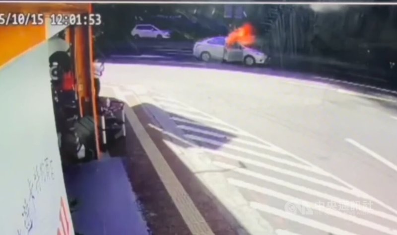 新北市中和區15日中午發生汽車與機車行車糾紛,騎士往汽車內丟擲蝴蝶炮後逃逸,汽車隨後起火燃燒,所幸駕駛自行脫困、無大礙。(翻攝畫面)中央社記者曹亞沿傳真 114年10月15日