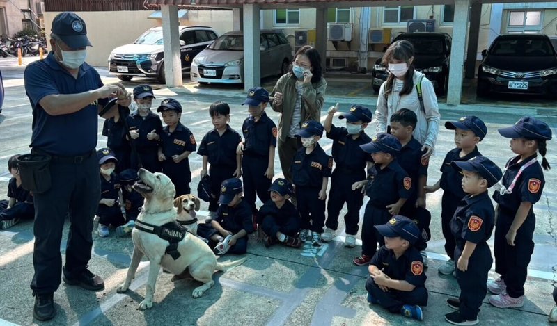 澎湖縣政府警察局「治平村派所-小小波麗士體驗營」,15日登場,現場示範警犬緝毒,讓參與的幼兒園小朋友在互動中學習。(澎湖縣警察局提供)中央社 114年10月15日