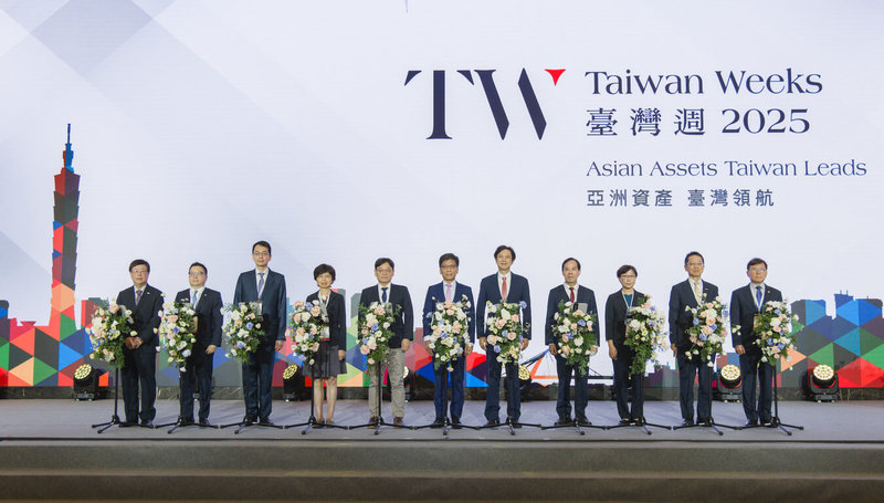金管會15日舉辦「台灣週」開幕式活動,金管會主委彭金隆(中)表示,推動台灣成為亞洲資產管理中心是當前最重要的發展政策,過去1年多來,透過鬆綁法規、高雄專區等具體措施,正一步步將理想化為現實。(金管會提供)中央社記者呂晏慈傳真 114年10月15日