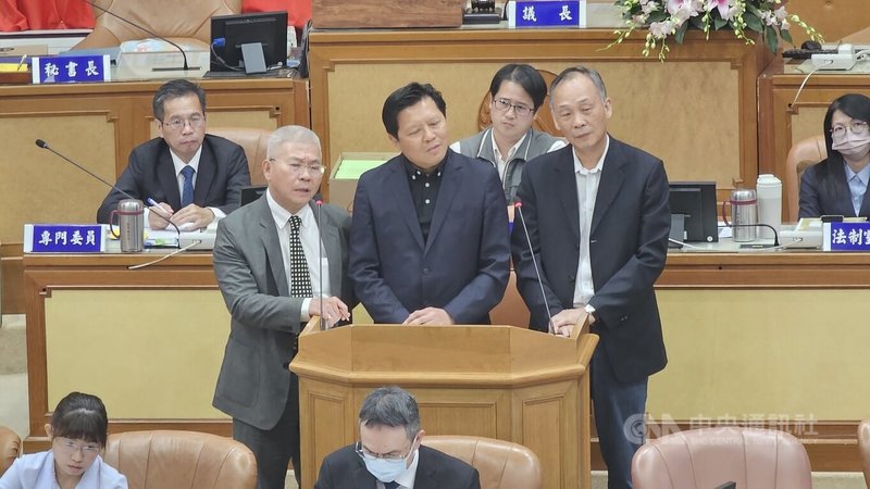 新北市警察局長方仰寧(立者左)15日列席新北市議會備詢時,近來常接到無聲電話的民進黨籍議員黃淑君突然提出要申請警方派隨扈保護,方仰寧現場立即回應表示受理。立者中為新北市副市長朱惕之。中央社記者王鴻國攝 114年10月15日