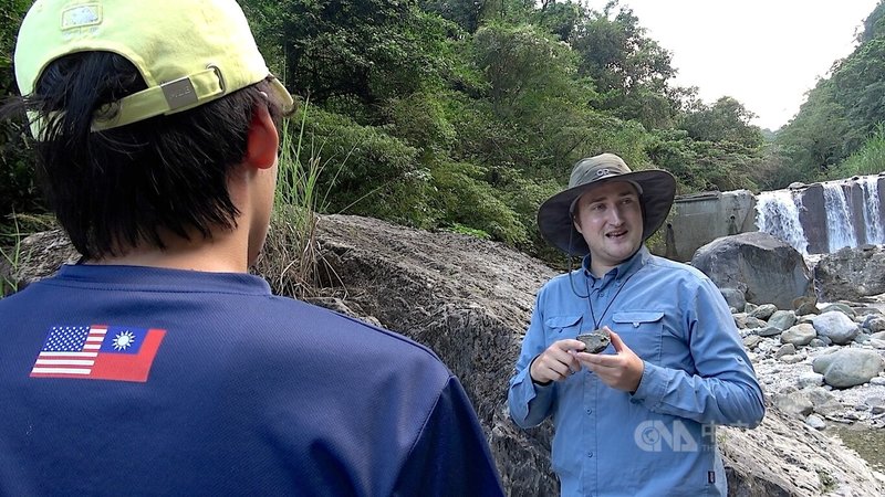 美國環境教育工作者柯澗敏在台灣推廣戶外教育課程,他相信,學習應該是要手摸、眼睛看、鼻子聞,而不是從選擇題中找到正確答案。中央社記者張璦花蓮攝 114年10月15日