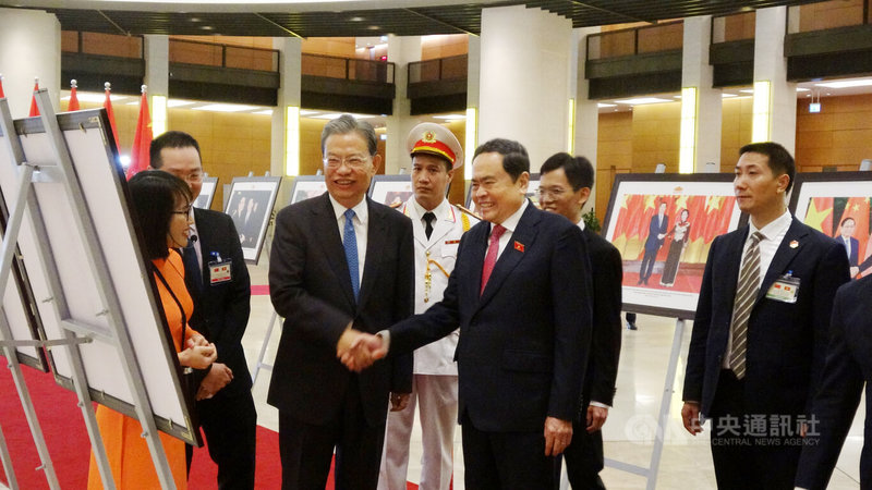 越南務實外交與所有國家交好,並因經濟發展壓制民族主義,中國在越南的形象近年也逐漸好轉。圖為越南國會主席陳青敏(右)8月31日與中共全國人大常委會委員長趙樂際(左)共同欣賞越中關係照片展,反映兩國關係升溫。中央社記者曾婷瑄河內攝 114年10月15日