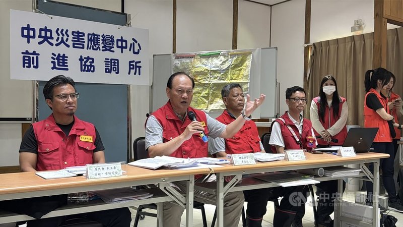 因應即將生成的颱風,中央前進協調所總協調官季連成(左2)15日表示,前進協調所將轉型為緊急應變協調所,主動協助花蓮縣政府、光復、萬榮鄉及鳳林鎮公所因應颱風可能帶來的影響。中央社記者張祈攝 114年10月15日