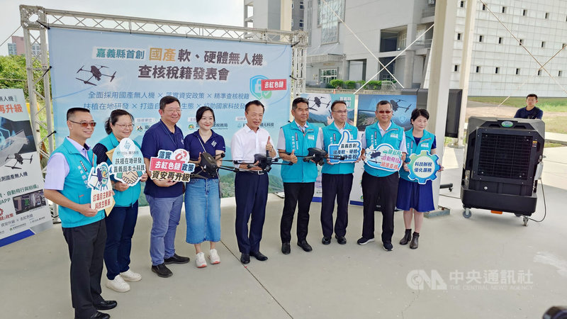 嘉義縣財政稅務局15日在亞洲無人機AI創新應用研發中心發表查核稅籍新技術,採用國產無人機及自主開發軟體,邀請縣長翁章梁(中)及縣府各局處首長見證。中央社記者蔡智明攝 114年10月15日