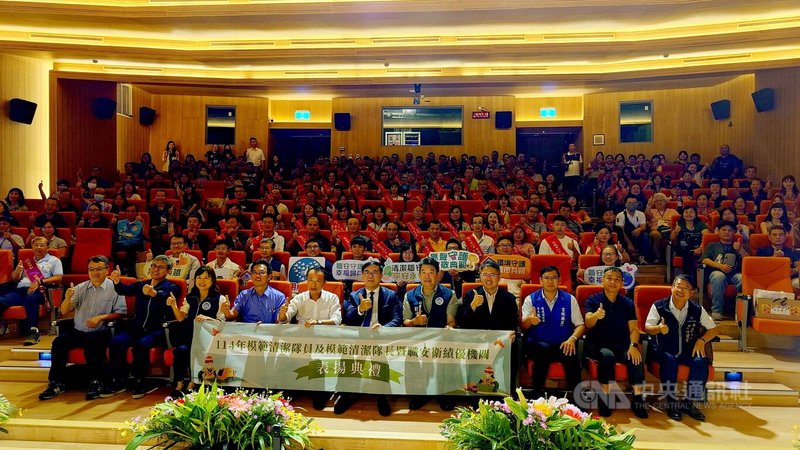 環境部15日在嘉義公開表揚來自全國的模範清潔隊員、模範清潔隊長,以及推動清潔隊職業安全衛生管理表現卓越機關,環境部長彭啓明(前左6)、嘉義縣長翁章梁(前左5)等人出席。中央社記者蔡智明攝 114年10月15日