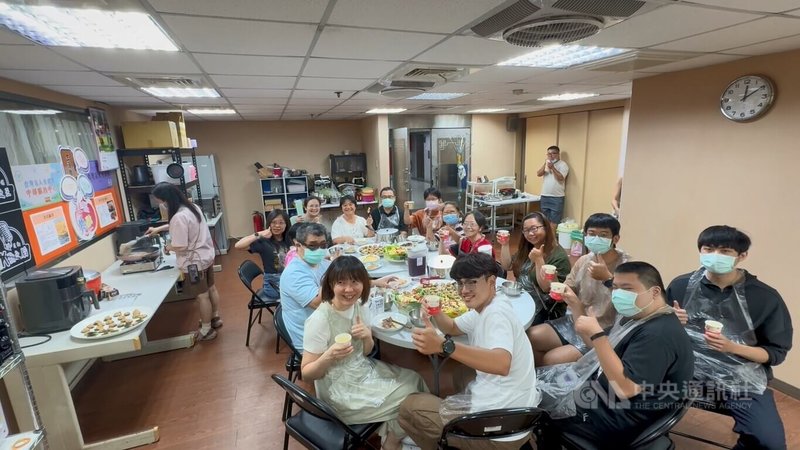 台灣盲人重建院中部服務中心15日舉行視障者烹飪課程,輔導他們從切菜、烹調到清潔都能安全完成,不只建立自信心,也盼幫助視障者順利復歸社會。中央社記者蘇木春攝 114年10月15日