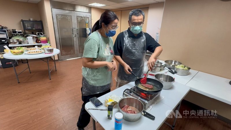 台灣盲人重建院中部服務中心15日舉辦視障者烹飪課程,由3名生活自理老師帶領8名視障學員,動手製作煎牛排、玉米濃湯、香煎櫛瓜與法式鹹派等各式菜色。中央社記者蘇木春攝 114年10月15日