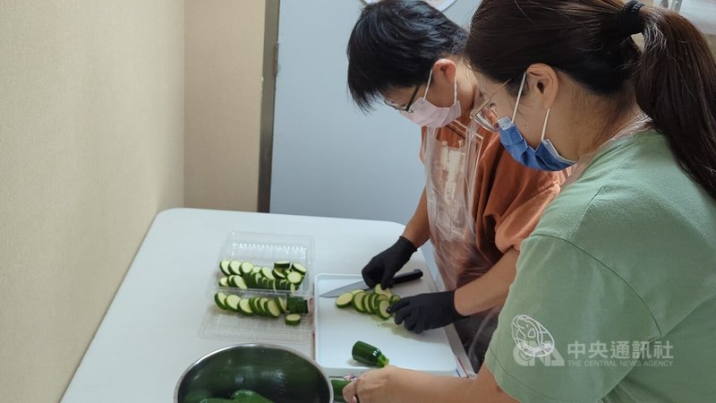 台灣盲人重建院中部服務中心15日舉辦視障者烹飪課程,引導視障學員如何透過手部觸覺安全切菜,幫助增加生活技能、獨立生活。中央社記者蘇木春攝 114年10月15日