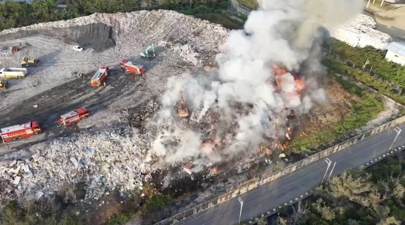 台南市安南區城西掩埋場15日下午發生火警,濃煙直衝天際,消防局獲報立刻派出人車馳援,目前暫未傳出人員受困或傷亡。(台南市消防局提供)中央社記者張榮祥台南傳真 114年10月15日