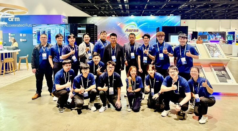 散熱大廠雙鴻在董事長林育申（後排右5）的領軍下，參加在美國加州聖荷西舉行的開放運算計畫高峰會（OCP），展出多項關鍵液冷技術。（雙鴻提供）中央社記者曾仁凱傳真　114年10月15日