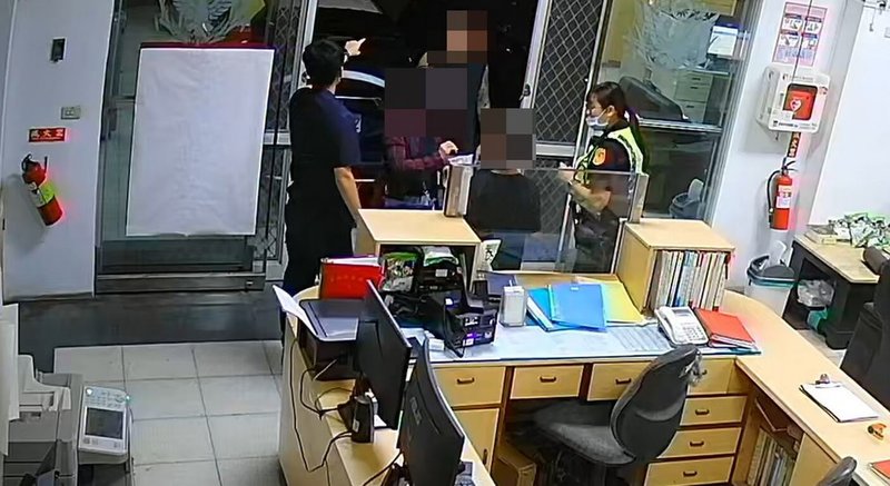 高雄市一名11歲男童日前弄丟學校作業被母親責罵,負氣搭火車要到嘉義的外婆家,但在水上車站下車後迷路,徘徊於超商前,店員察覺有異報警處理,警方聯繫家屬帶回。(警方提供)中央社記者蔡智明傳真 114年10月15日