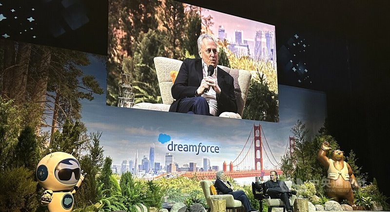 白宮AI「沙皇」塞克斯(見投影幕)14日出席Salesforce年會,與Salesforce執行長班紐夫(Marc Benioff)對談。中央社記者張欣瑜舊金山攝 114年10月15日
