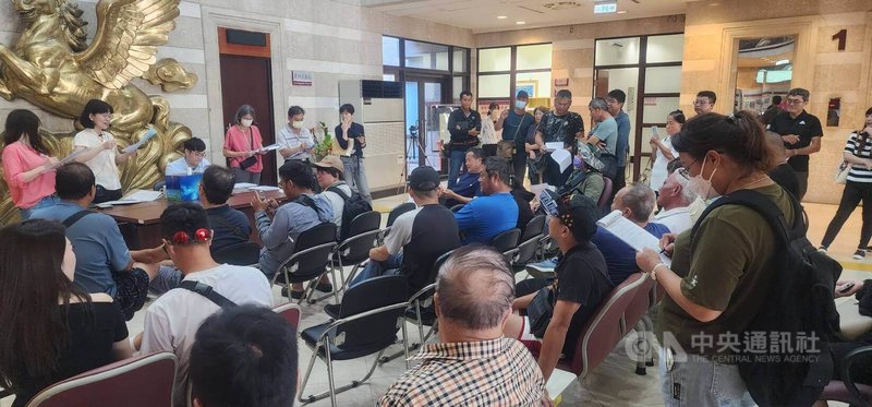 澎湖地檢署15日公開拍賣沒收扣押物,吸引不少民眾前往喊價競標,場面熱絡。中央社 114年10月15日