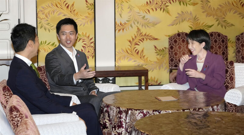 日本自民黨總裁高市早苗(右)與日本維新會代表吉村洋文(中)、共同代表藤田文武(左)15日傍晚在國會會談。(共同社)