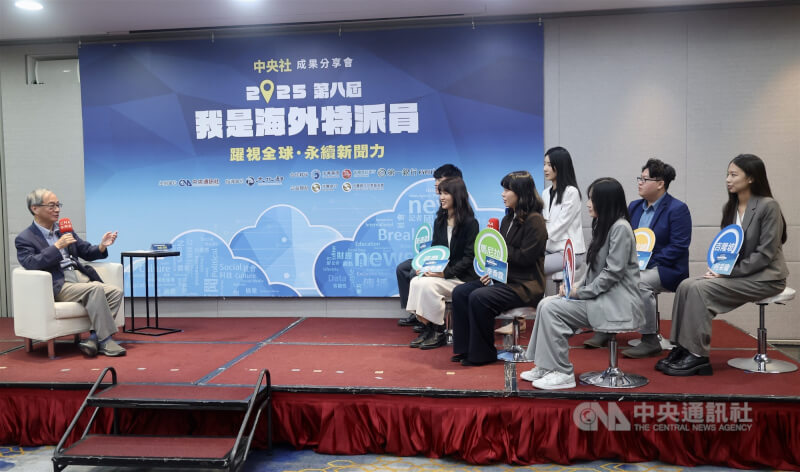 中央社第8屆「我是海外特派員」成果分享會15日在台北舉行,文化部長李遠(左)應邀出席與「小特派」們交流,還擔任「記者」角色詢問「小特派」出國採訪心得。中央社記者張皓安攝 114年10月15日