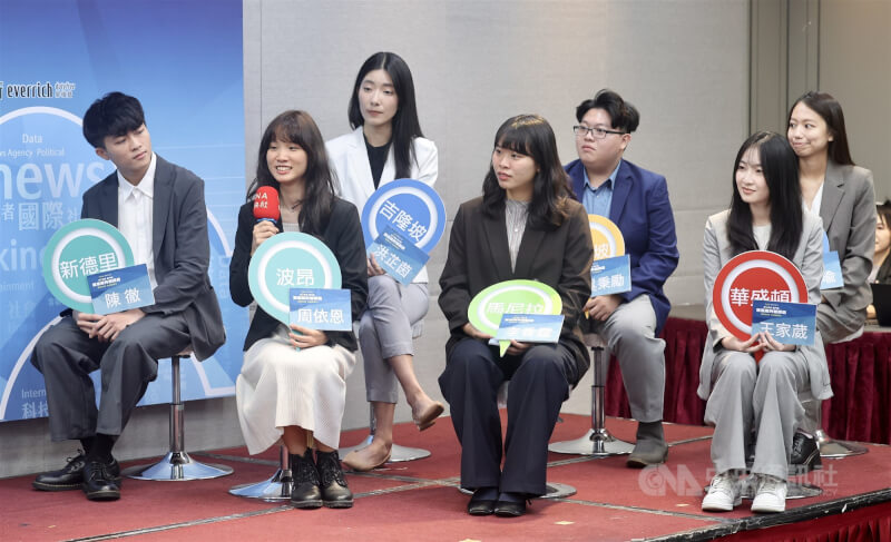 中央社第8屆我是海外特派員成果分享會15日在台北舉行,8名「小特派」現場分享海外實習所見所聞,暢聊在海外實習成果。中央社記者張皓安攝 114年10月15日